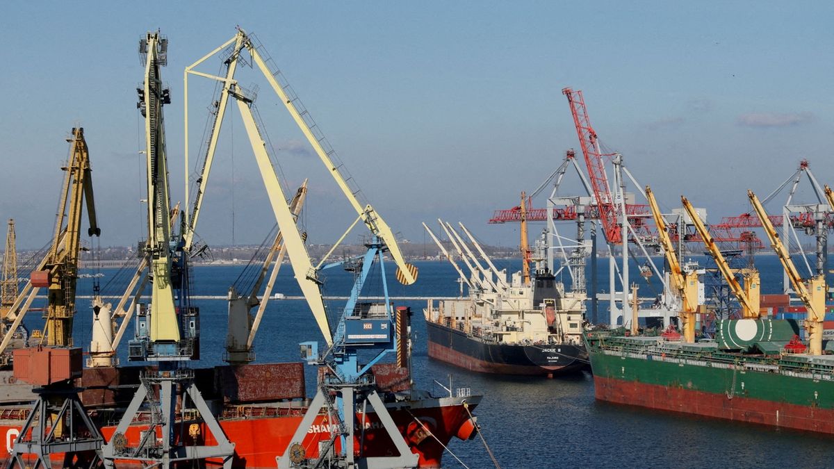 Ruské lodě ládují v Sevastopolu obilím